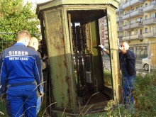 Telefon-Linienverzweiger demontiert! | Mitarbeiter der Lindenauer Metallbaufirma Sieber bei der Notsicherung des Telefon-Linienverzweigers